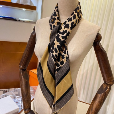 Dior迪奧 新款豹紋真絲圍巾 90*90cm 溫柔時髦