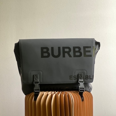 Burberry巴寶莉 大容量黑色信使包 隨性風格
