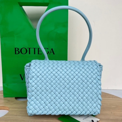 BOTTEGA VENETA 2022秋冬新品 PATTI 藍色編織手提包 717755