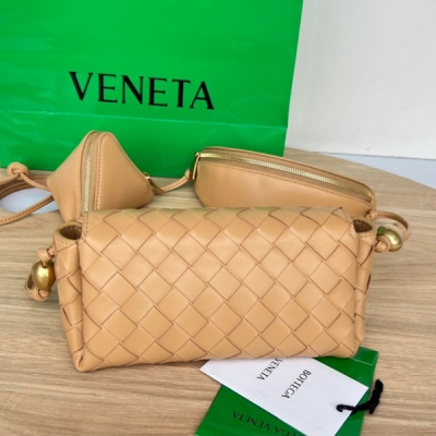 BOTTEGA VENETA 新款羊皮三合一斜挎包 717429