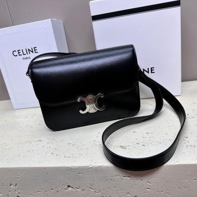 CELINE TRIOMPHE 中號手搓紋小牛皮肩背包 18...