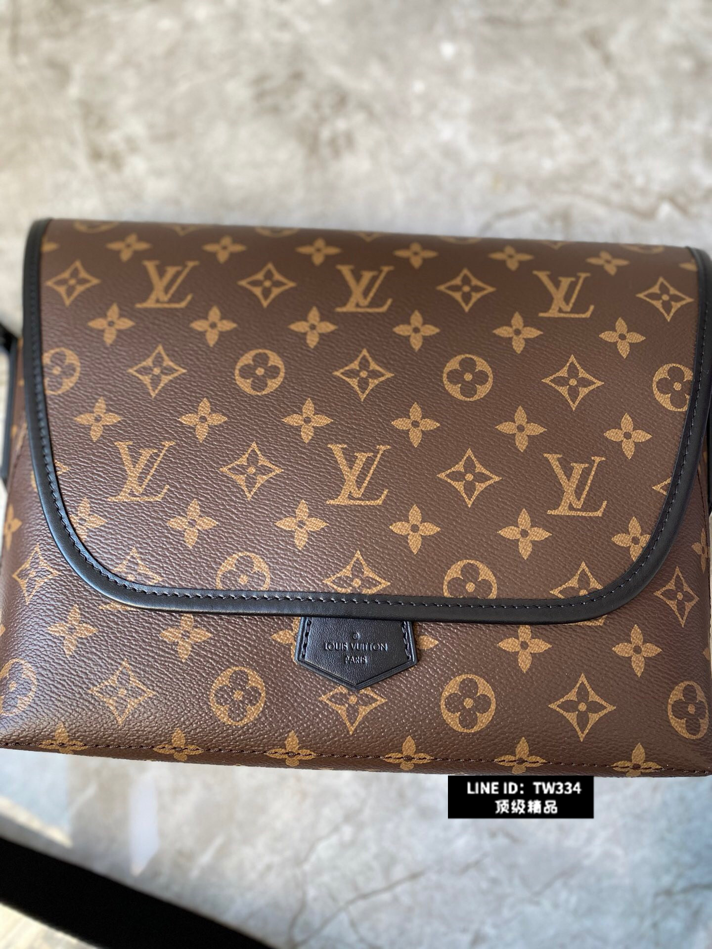 Louis Vuitton Magnetic messenger (M45557)